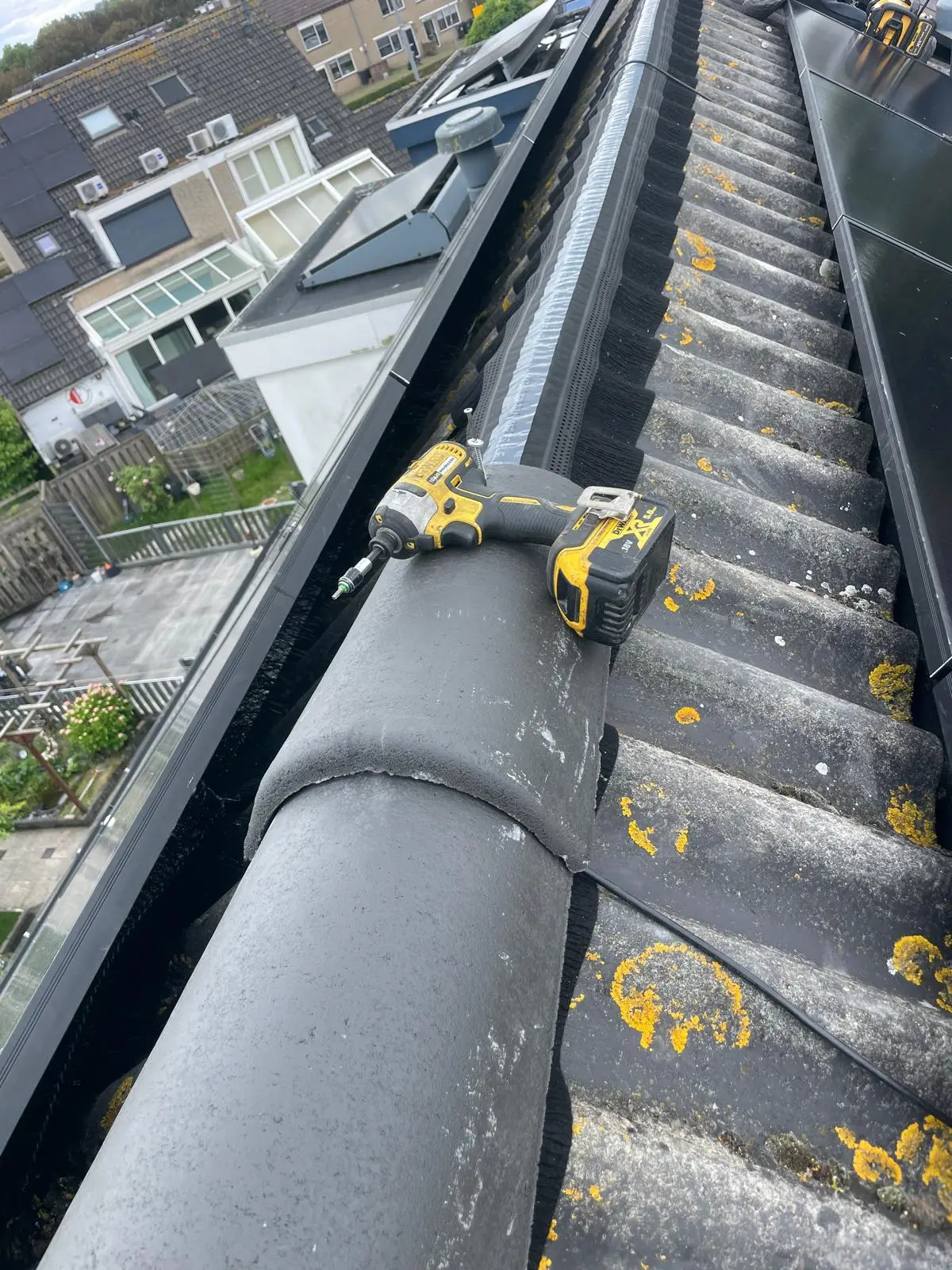 Detailwerk aan nokvorsten en ruiterrol met professioneel gereedschap